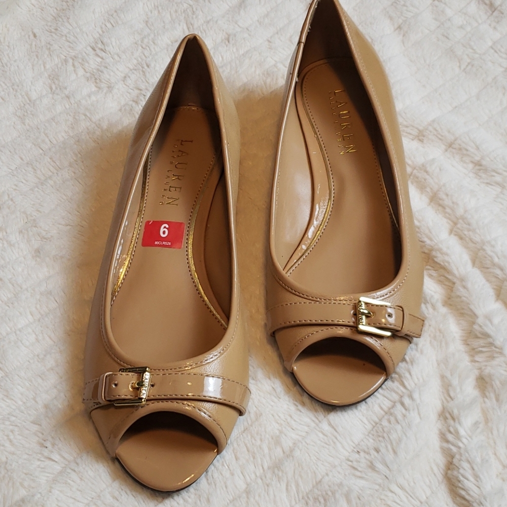 Lauren Ralph Lauren size 6 tan wedge shoes. New